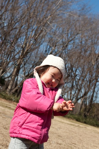 砧公園で子どもと遊ぶ