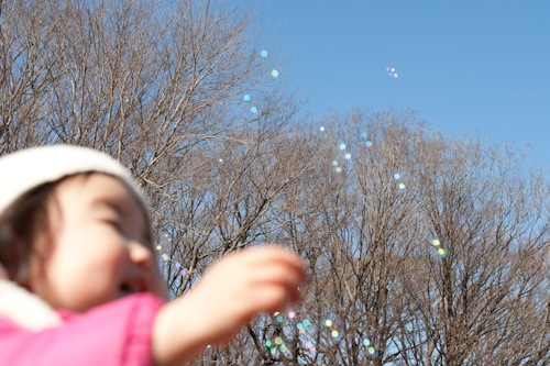砧公園で子どもと遊ぶ